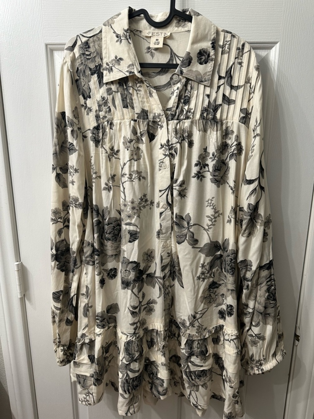 Torrid FESTI Floral Top Button-Down Cream Black Tunic Ruffle Hem Long Sleeve M